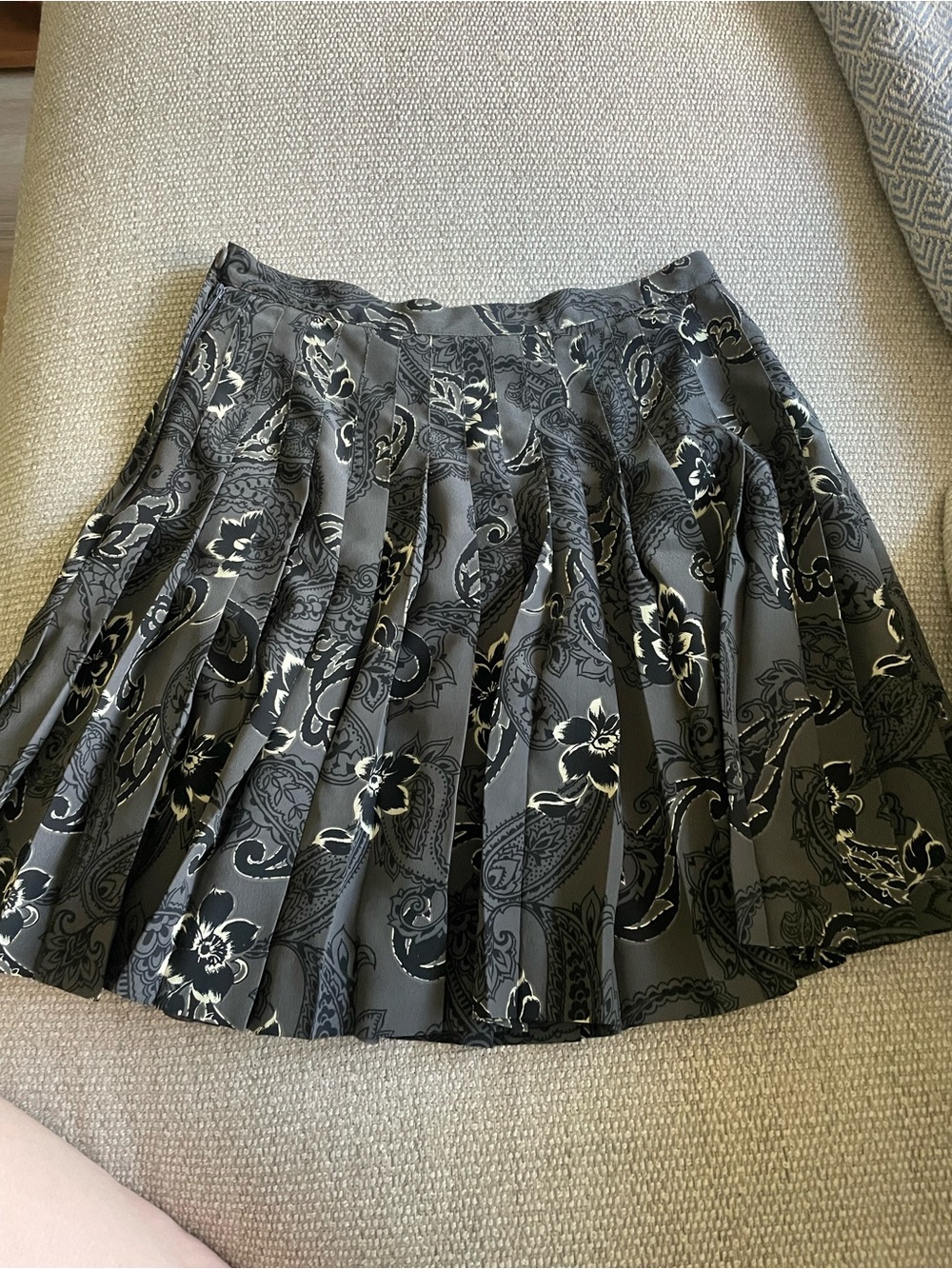 Vintage Express Paisley Black & Gray Floral Pleated Skater Skirt